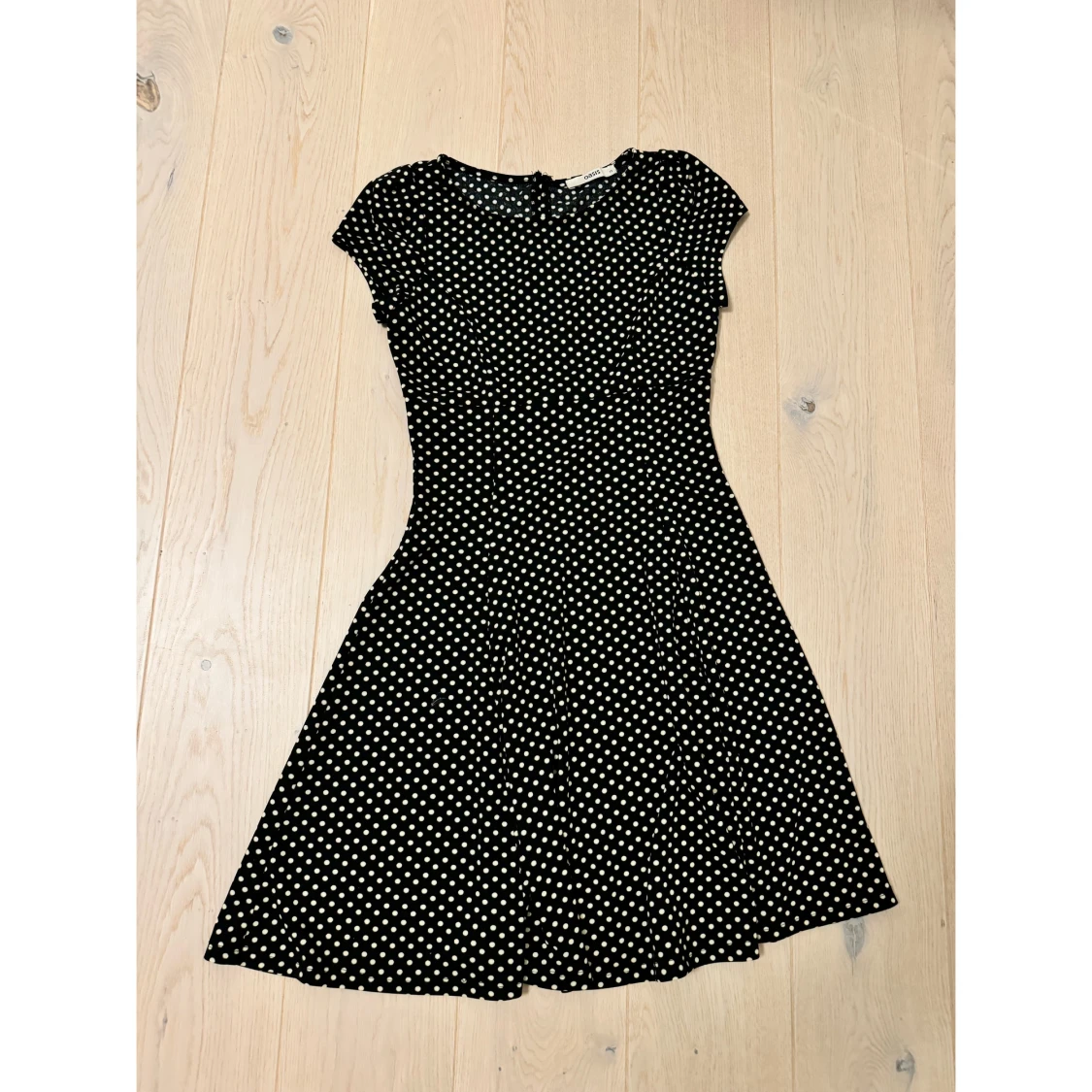 Svart kortklänning med vita prickar