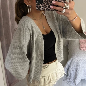 grå kofta - en grå kofta som inte kommer till användning, storleken är xs/s!