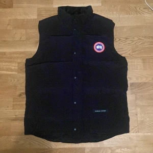 Svart dunväst från Canada Goose - Använder inte den längre har bara haft på mig den tre gånger och den är i riktigt bra skick. Den är varm och skön och den är bra att ha på vintern. Priset kan diskuteras. Så skriv om du har några frågor.