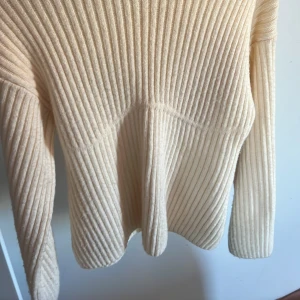 Stickad tröja - Jättefin stickad tröja med detalj under brösten. 