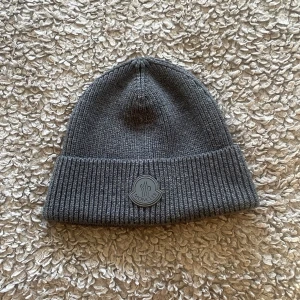 Moncler mössa - Skicket är 10/10 men använd.