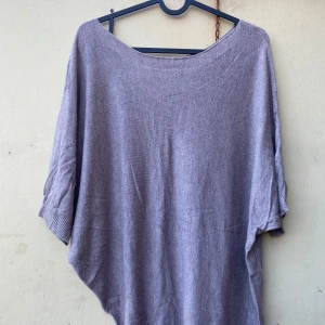 Lila stickad tröja - Säljer en mysig lila stickad tröja med trekvartsärm. Perfekt för en avslappnad stil och passar bra till både jeans och kjol. Tröjan har en loose passform och är superbekväm att ha på sig. Perfekt för höst och vår!