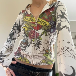 Coolaste 2000s hoodie - Ass cool edhardy liknande 2000s hoodie med rhinestones🌺