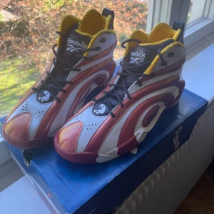 Shaqnosis OG - Ett par oanvända shaqnosis med orginalbox, gula och svarta skosnören.