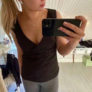 Väst/topp - Passar perfekt till fest eller middagar!❤️ Säljer då den är för stor för mig