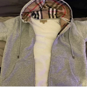 Burberry hoodie - Säljer nu min burberry tröja som är använda 3 gånger 10/10 skick😃