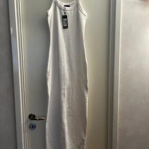 Klänning  - Säljer denna klänning från boohoo i storlek 36/S. Oanvänd.