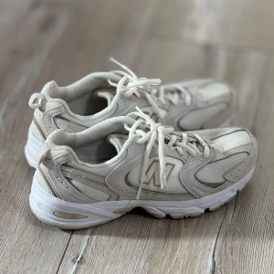 New balance 530, beigea - Jättefina new balance 530 i en fin beige färg. Knappt använda då jag har två par till i samma modell. Mycket fint skick! 
