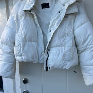 Vinterjacka - Jättefin vinterjacka! Jag fick den för ungefär ett år sen, vet inte hur mycket den är använd innan mig men jag har bara använt den runt 5 gånger. Skriv för fler bilder eller frågor💕