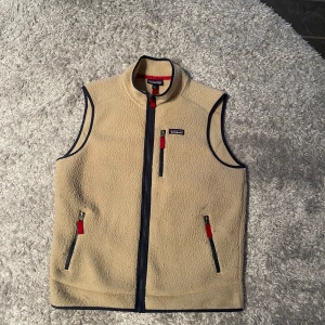 Patagonia väst - Använt skick. Väl omhändertagen.  Storlek L  Skriv för fler bilder eller om ni har frågor!