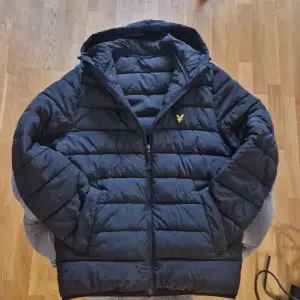 Säljer en lyle&scott jacka i bra skick. Storleken är S. Det är en knapp som har ramlat av på en av fickorna så att den inte går att stänga. Ny pris är 1800