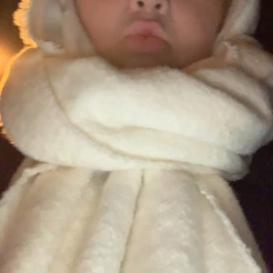 Vit halsduk i ullmix - Jättebra skick, säljer då jag inte får användning för den. Därför andvänd max 3 gånger och ser ut som ny. Nypris: 399