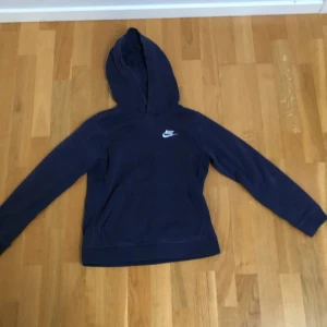 Nike hoodie - Hej! Jag säljer min Nike hoodie för att den har blivit för liten. Skick är 7 av 10. Kontakta för minsta tanke om hoodien.