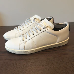 Saint Laurent skor - Assnygga/unika, äkta Saint Laurent skor | Storlek 39 | Skick: 9/10 | inget ingår utom skorna, skosnören-ljusgrå/glitter / Mvh