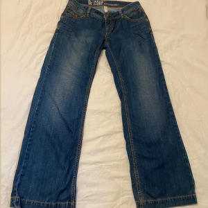 de.corp jeans - Ett par assnygga vintage jeans från de.corp Esprit Urban Casual. De är både lowwaist och wideleg och i storlek 28/32. Färgen är perfekt nu till hösten, särskilt med de snygga sömmarna vid fickorna och vid benslutet✨