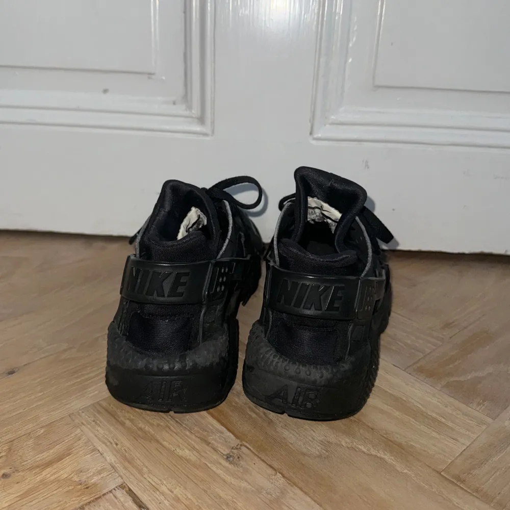 Säljer mina Nike Huaraches, utmärkta pjuks för löpning eller att ba studsa runt i. Faktiskt inte alls trasiga fast mini-slitage.  OBS, blöta på bilderna pga nytvättade, inte nyanvända😅 Nypris: 1 449 kr. Skor.