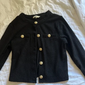 Kofta med guldknappar HM - Säljer denna fina kofta från hm, köpt för 500 och är knappt använd. Materialet är stretchigt så därav passar den xs-s 