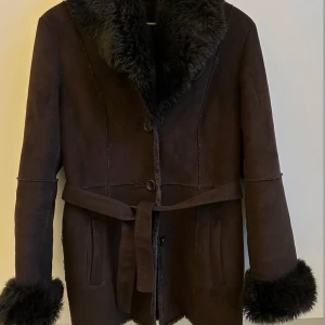 Mockakappa brun  - Brun kappa i mocka med pälskrage och pälsärmar. Mjuk och fin. Storlek 36. Passar både höst och vinter 