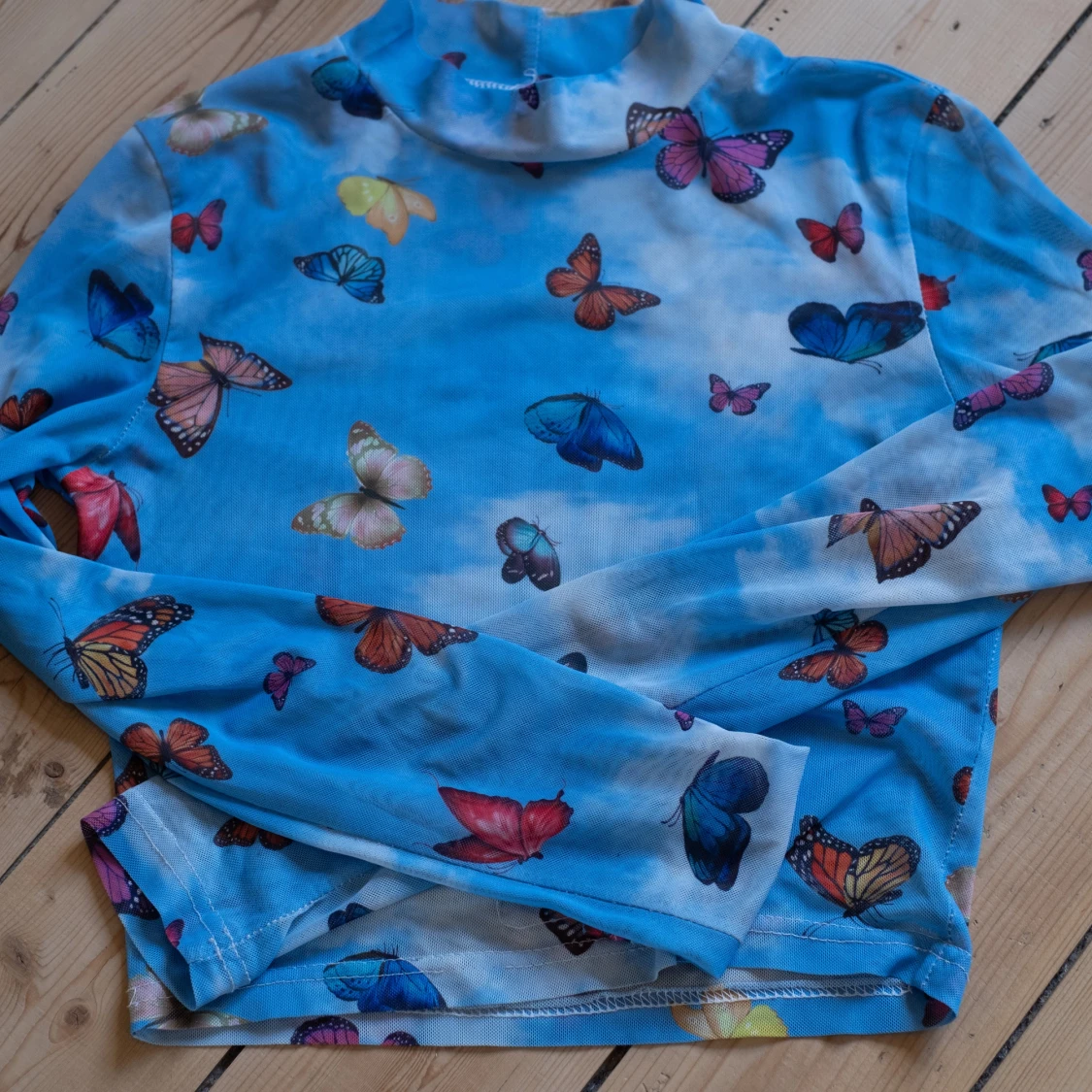 färgglad fjärils mesh top