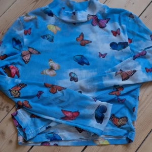 färgglad fjärils mesh top - Bra skick, inga defekter alls! Pris kan diskuteras. Köpt på depop ett par år sen, men har knappt använt sen dess.