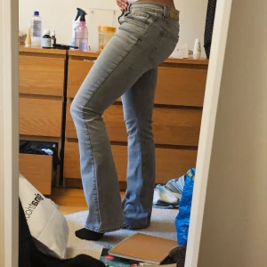 Lowwaist bootcut jeans - Säljer dessa jeans då det inte kommer till användning. Aldrig använda med prislapp kvar. Jätte vekvämt tyg med stretch. Passar nog 38 o 40 också. Ny pris 499kr