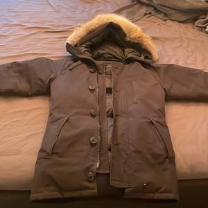 En begagnad canada goose.  Nypris 20 700kr   Säljes i befintligt skick, säljes billigt pga 2 st små hål inget man märker annars.  Numera tillverkas Canada Goose med oäkta päls, denna är äkta.   Finns kvitto 