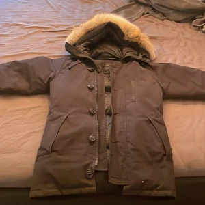 Canada Goose Chateau Parka Black label  - En begagnad canada goose.  Nypris 20 700kr   Säljes i befintligt skick, säljes billigt pga 2 st små hål inget man märker annars.  Numera tillverkas Canada Goose med oäkta päls, denna är äkta.   Finns kvitto 