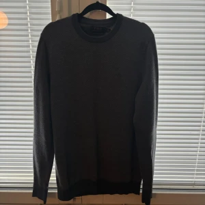 Stickad Ralph Lauren Tröja - Stickad Ralph Lauren Tröja i nyskick Storlek M Nypris är 2495kr, priset är ej hugget i en sten så skicka prisförslag så kan vi diskutera