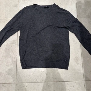 Jack & Jones Tröja - Säljer nu denna snygga Jack & Jones tröjan i storlek S och passformen är mot slim hållet. Tröjan har en liten defekt i den högra ärmen i sömmen men inget som märks av vid användning😊 Original pris - 400kr Hos oss endast - 99kr
