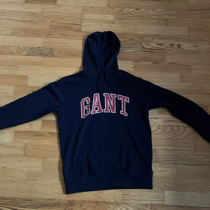 Gant hoodie  - En mörkblå Gant tjocktröja, storlek M/170, sällan använd
