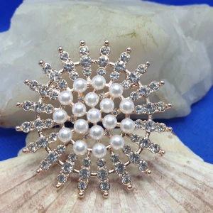 Brosch - Kristallbrosch med pärlor - Den här broschen föreställer en Kristallbrosch och måtten är ca 5×5 cm.  Roseguldfärgad metall med vacker ytstruktur och ytan täckt av kristaller och pärlor. Otroligt vacker brosch.