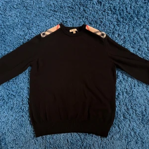 Burberry Tröja - Burberry tröja - Storlek S - Bra skick, dock är lappen bak innuti av på nederdelen. (Den sitter fortfarande fast)  -Äkta