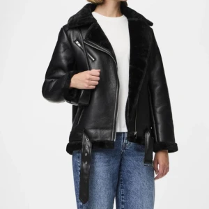 Vinterjacka  - Säljer denna fina jacka i konstläder från zalando, den perfekt att ha under vintern och håller värmen bra, i jättefint skick🌸skriv gärna privat för fler bilder Nypris 900kr