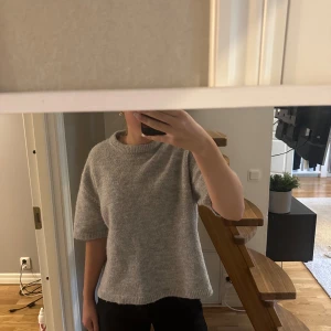 Stickad t-shirt från Gina tricot  - Säljer en grå fin stickad t-shirt från Gina, använd ca 10 gånger, fint skick💕storlek M Nypris 299