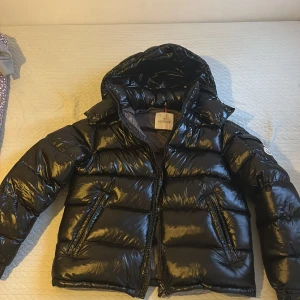 Moncler Maya  - Helt ny Maya Moncler som inte är använd någon gång. Fantastiskt att ha som jacka under vintern. Storlek S men kan fungera som M