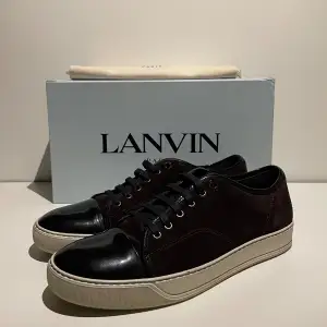 Hej! Säljer nu dessa sjukt populära lanvin skor. Skorna är i superfint skick! Nypris ligger på 5299kr Hör av dig vid frågor!