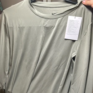 Ny Nike tröja  - Har små hål den är oanvänd och pris kan diskuteras ❤️