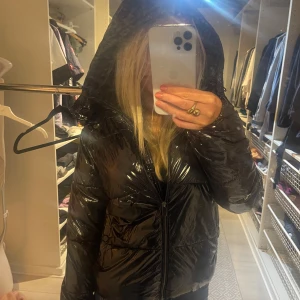 Nelly Jacka! - Jätte fin glansig jacka till vintern, den har dock ett hål o fickan in i jackan men inget som stör💓