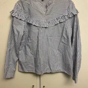 Skjorta - En fin randig skjorta i storlek M och super bra skick