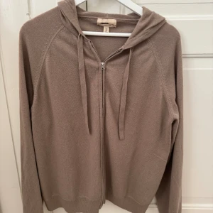 stickad zip hoodie - jätte fin stickad zip up hoodie som aldrig är använd