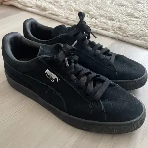 ett par schyssta puma sneakers! använda men de mår bra