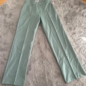 Madlady Kostymbyxa  - knappt använda  mint gröna 