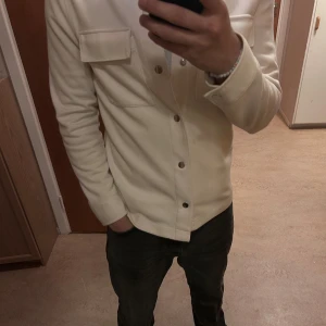 Beige button up  - Hej! Säljer min button up tröja från H&M i storlek S den är väldigt fräsch och går att ha på sig den året rint köpt för 699kr ifrån H&M. Skick 8/10