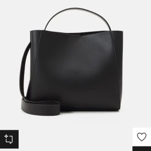 Väska  - Jag säljer den här väskan pågrund av att jag inte längre använder den. Den är i bra skick och köptes för 1 månad sedan så är relativt ny. Nypris 399kr