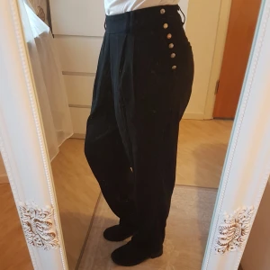 Svarta finbyxor i Nyskick - Anv en gång ~ Polyester, dragkedja i sidan, dekorknappar. Franskt märke. ~ STOR rensning & erbj i min shop ~