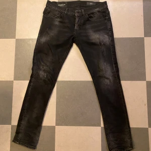 Dondup george - Säljer dessa feta dondups i modellen george, jeansen har ett hål vid skrevet dom är lagat och inte märks av värst mycket, ifall du har övriga frågor så är det bara att hör av dig, storlek 31 (passar 180+) mvh johan😁