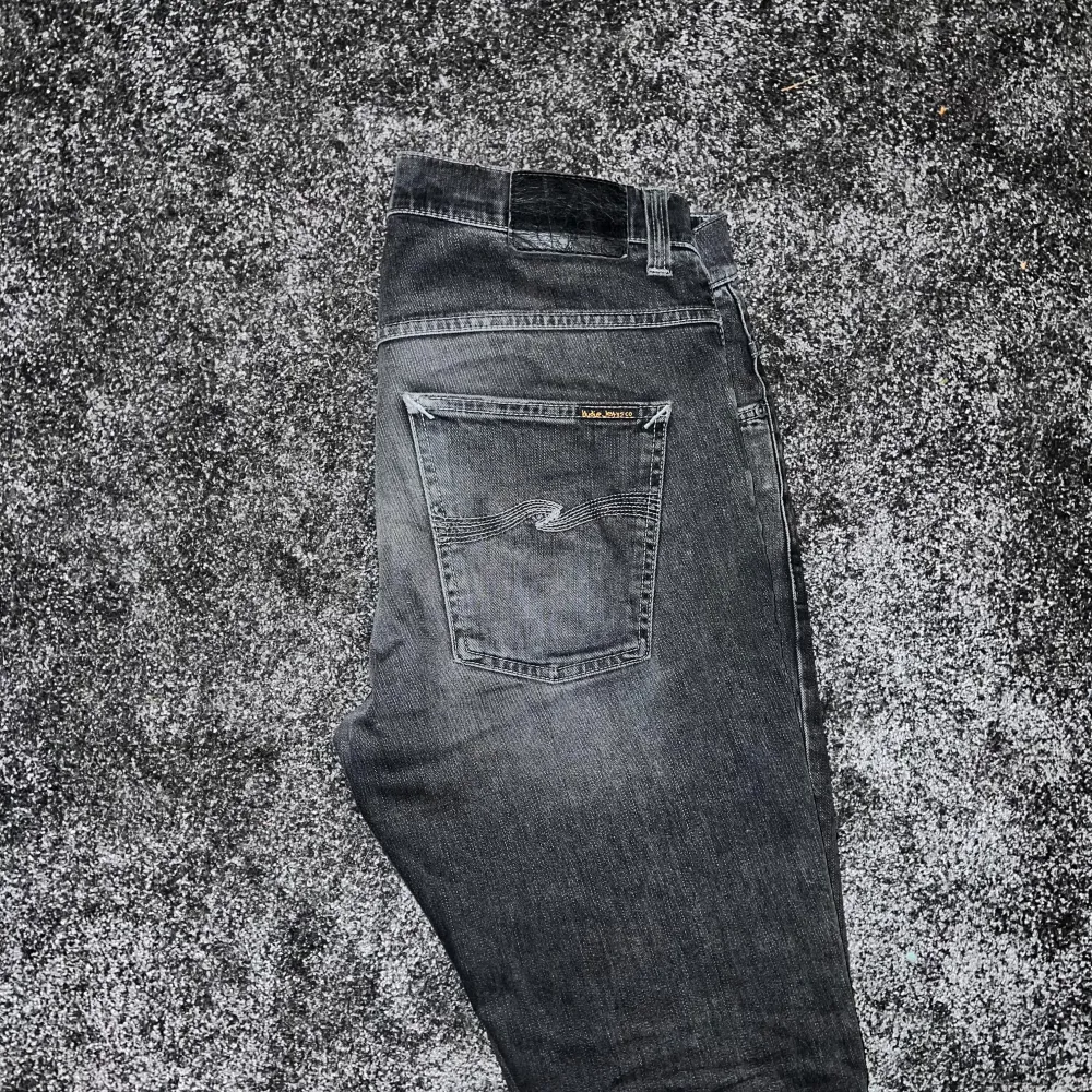 Tjena, sjukt snygga nudie jeans med mycket snygg tvätt. Det som är speciellt med dessa är att sömmen på bakfickan nästan är silver vilket är en sjukt snygg detalj! De är i prima skick och är för snygga för att damma i garderoben!  Grim Tim 33/34. Jeans & Byxor.