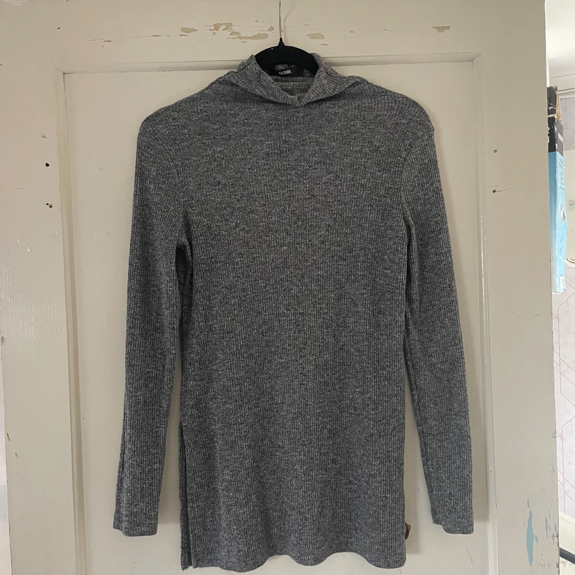 Grå stickad tröja från BikBok