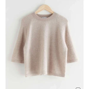& other stories tröja - & other stories tröja i beige, färgen är helt slutsåld och jag säljer pga att jag vill få pengar💘 passar perfekt till allt!! Skriv för bilder☺️
