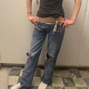 Jätte low-waisted bootcut jeans - Säljer dessa jeans som är uppsydda i längden(bild 4). De har ett litet hål så är öppen för prisförslag(bild 5). Skriv vid frågor💗